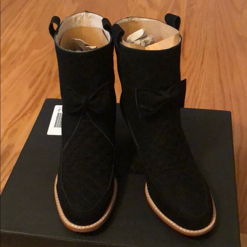Adorable bow-detail booties